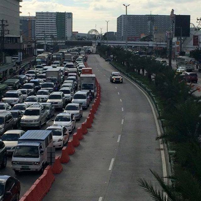 SPECIAL TREATMENT? Regular motorists are packed into a reduced number of lanes while a lone car cruises through the designated APEC lanes. Photo by Carlo de Castro