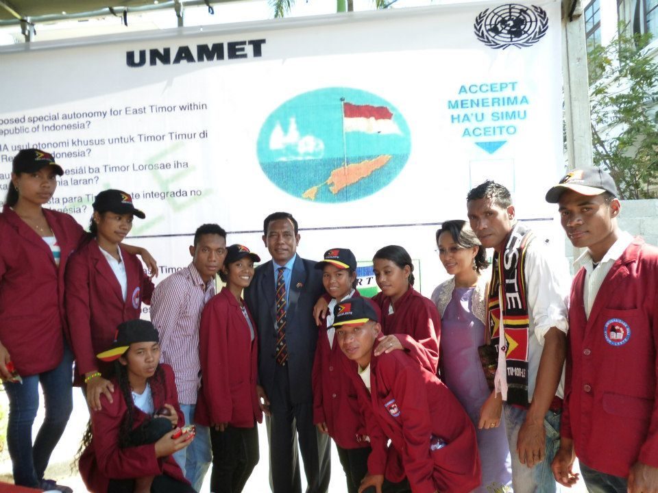 INDEPENDENCE DAY. Maun Nando and Joy with Timorese students on Independence Day. Photo from Joy Siapno        