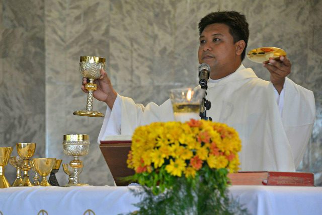 SLAIN PRIEST. Father Mark Ventura was shot dead by riding-in-tandem assailants in Cagayan. File photo by Maria Tan/Rappler 