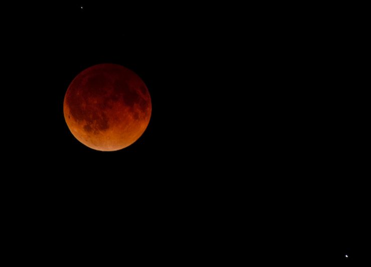 ‘Blood moon’ awes sky watchers in Americas and Asia