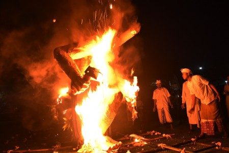 Umat Hindu membakar ogoh-ogoh di depan Pura Sanggha Bhuwana di kompleks Lanud Iswahjudi Magetan, Jawa Timur, Senin (27/3). Foto oleh Siswowidodo/ANTARA 