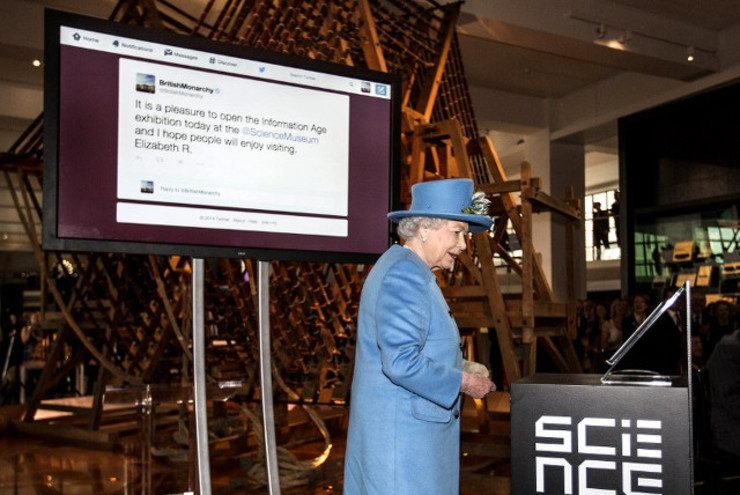 Queen Elizabeth tweets for the first time