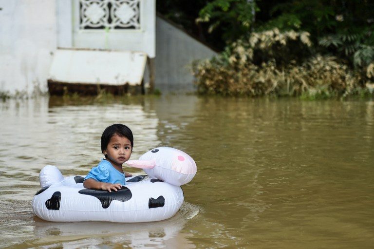 Thousands still stranded in Malaysia floods