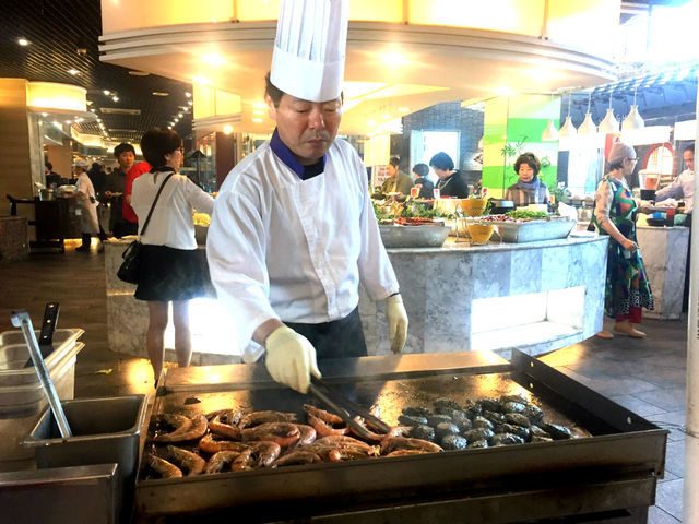 PRASMANAN. Selain pasar tradisional, ada juga Oase Seafood Buffet yang menawarkan banyak menu dengan tambahan pemandangan dermaga yang indah 