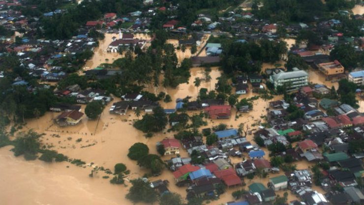 Struggle to reach flood victims in Malaysia as anger mounts