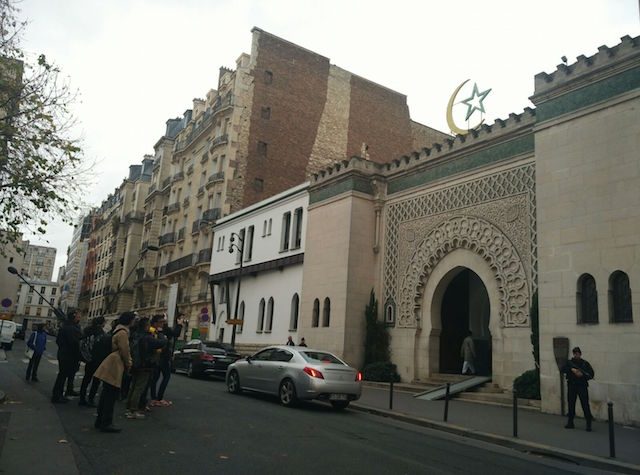 MASJID AGUNG. Masjid Agung Paris masih berada dalam penjagaan polisi. Foto oleh Rika Theo/Rappler  