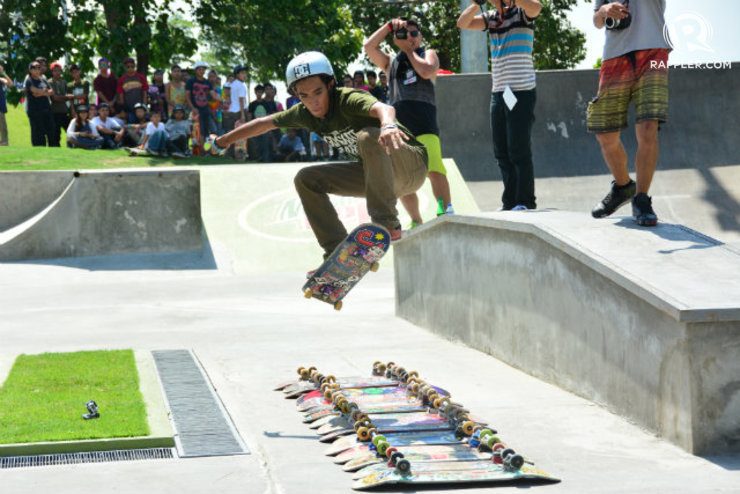 HIGH FLYER. A skater attempts to ollie a set of skateboard decks at DC's Go Skateboarding Day celebration. Photo by Jaelle Nevin Reyes/Rappler