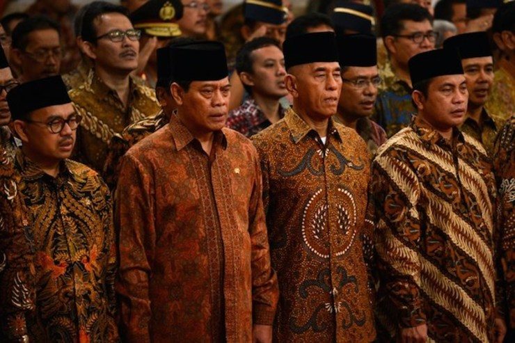 Indonesian Minister of Energy and Mineral Resources Sudirman Said (Left), and other ministers stand together during the official inauguration at the Presidential Palace in Jakarta on October 27, 2014. Photo by Romeo Gacad/AFP