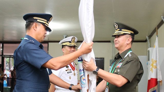 CHANGE OF COMMAND. Lieutenant General Raul del Rosario fills the post vacated by Navy chief Vice Admiral Ronald Joseph Mercado (center). Wescom photo 