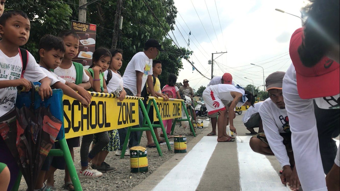 FREE PAINT. A businessman from Manila initiated painting of 9 areas in Tuguegarao City for free after watching an experiment by the local highway patrol group on Rappler. Photo by Raymon Dullana/Rappler 