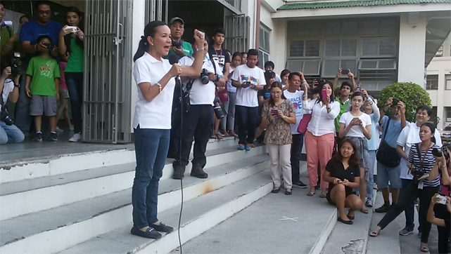 Poe visits UPLB as campaign wraps up