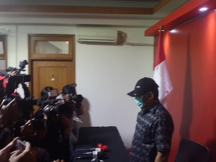 Hasto Kristiyanto menggunakan masker dan topi hitam, seperti yang biasa dikenakan Abraham Samad saat bertemu dengan pihak PDI-P. Foto oleh Handoko Nikodemus/Rappler