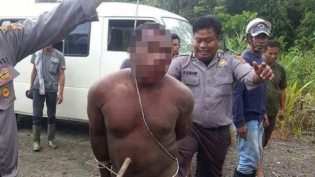 PENGANIAYAAN. Foto seorang pria Papua yang diikat dan dianiaya polisi ini viral di media sosial. Foto dari Facebook
 