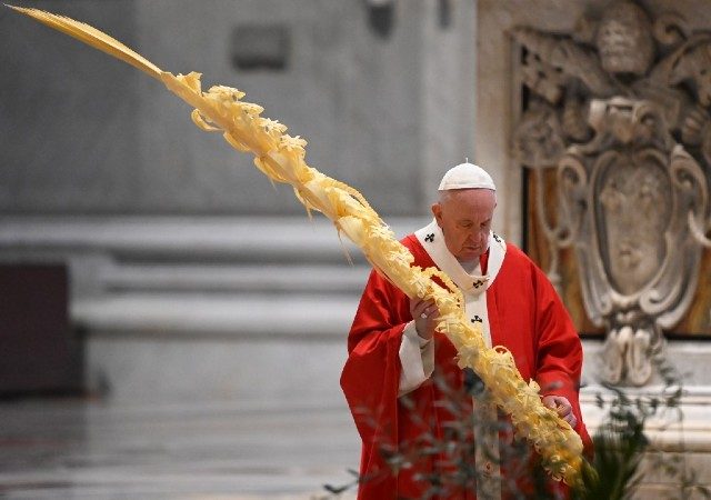 Pope Francis livestreams Palm Sunday mass due to virus ‘tragedy’