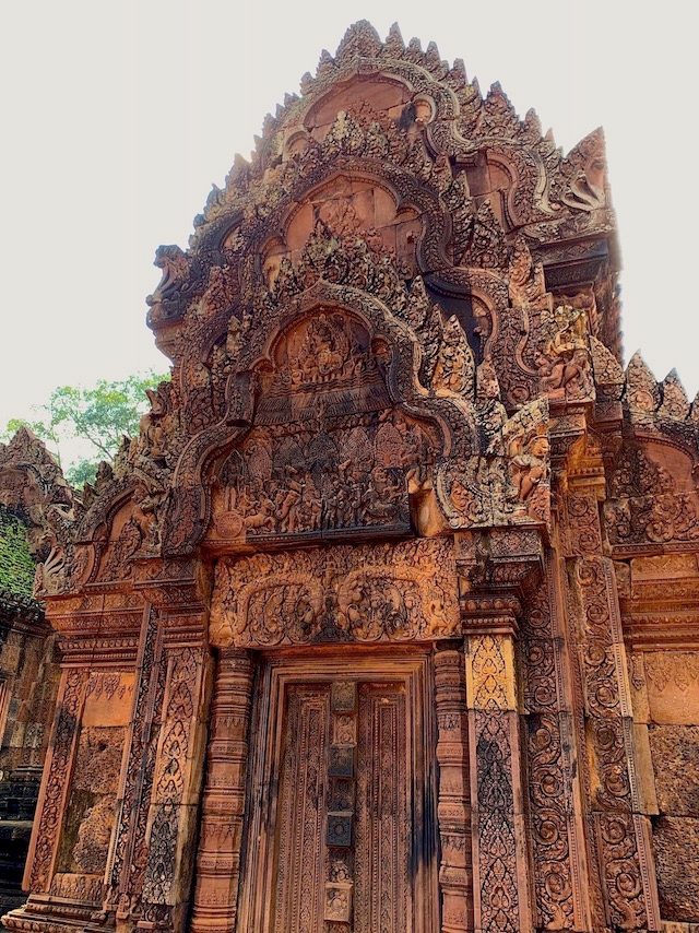 PINK TEMPLE. Intricate carvings are a hallmark of Banteay Srei. Photo by Chay Hofileña/Rappler 