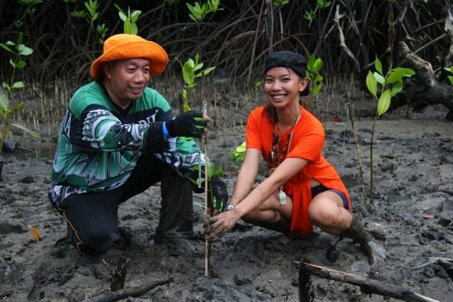 ENVIRONMENTALIST? Dr Resurreccion Sadaba does not join mangrove-planting activities when participants no nothing about the tree they are planting. File photo from Metrobank Foundation