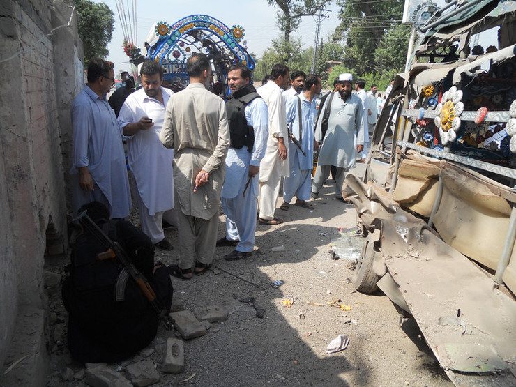 Bomb attack at Pakistan bus stop kills 6, injures 17