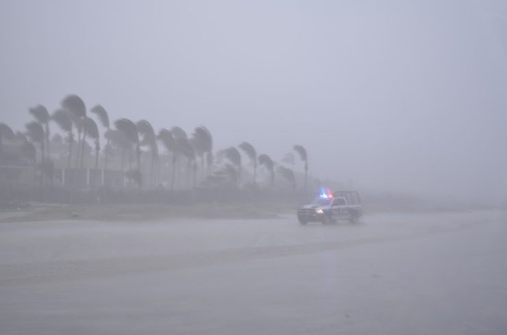 Hurricane Odile thrashes Mexico beach resorts