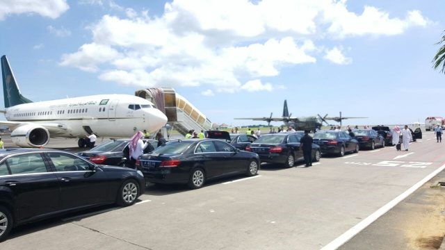 MOBIL MEWAH. Rangkaian mobil Mercy yang telah tiba di Bandara Ngurah Rai untuk menjemput rombongan Raja Salman begitu tiba di Bali pada Sabtu, 4 Maret. Foto oleh PT Jasa Angkasa Semesta 