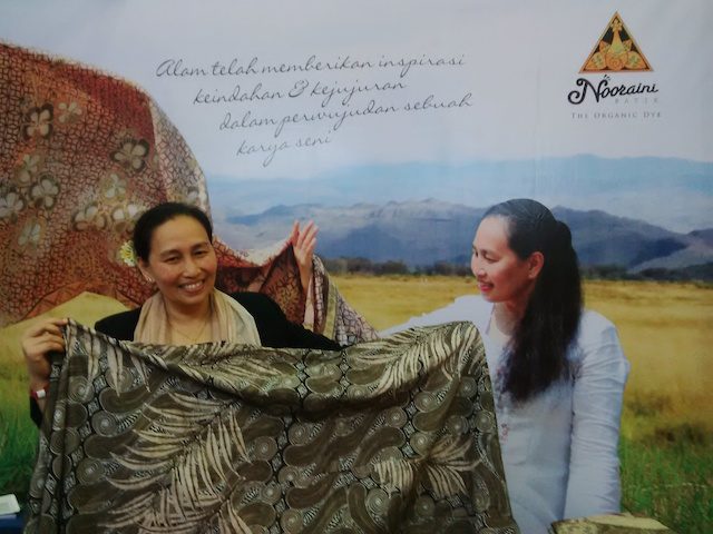Yori memperlihatkan kain batik buatannya di INACRAFT 2016, JCC, pada Rabu, 20 april 2016. Ia menggunakan bahan-bahan alami sebagai pewarna. 