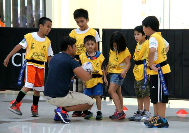 EDUCATING. A rugby teaching session is held inside a mall. Photo from Noel Villa 
