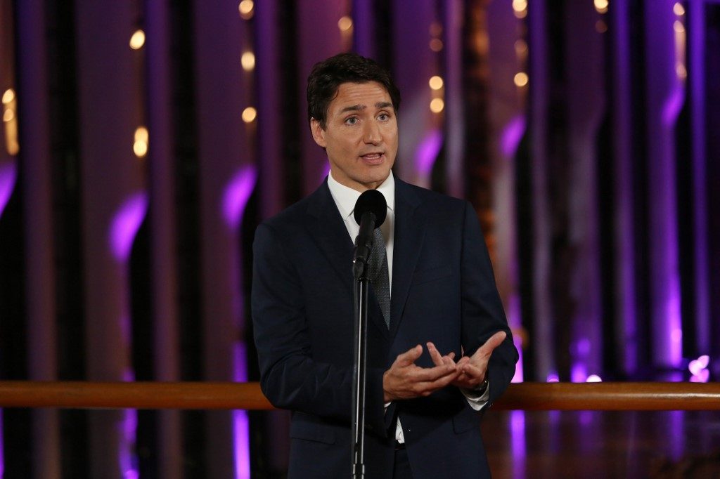 Justin Trudeau asks Canadians to give Liberals a clear majority