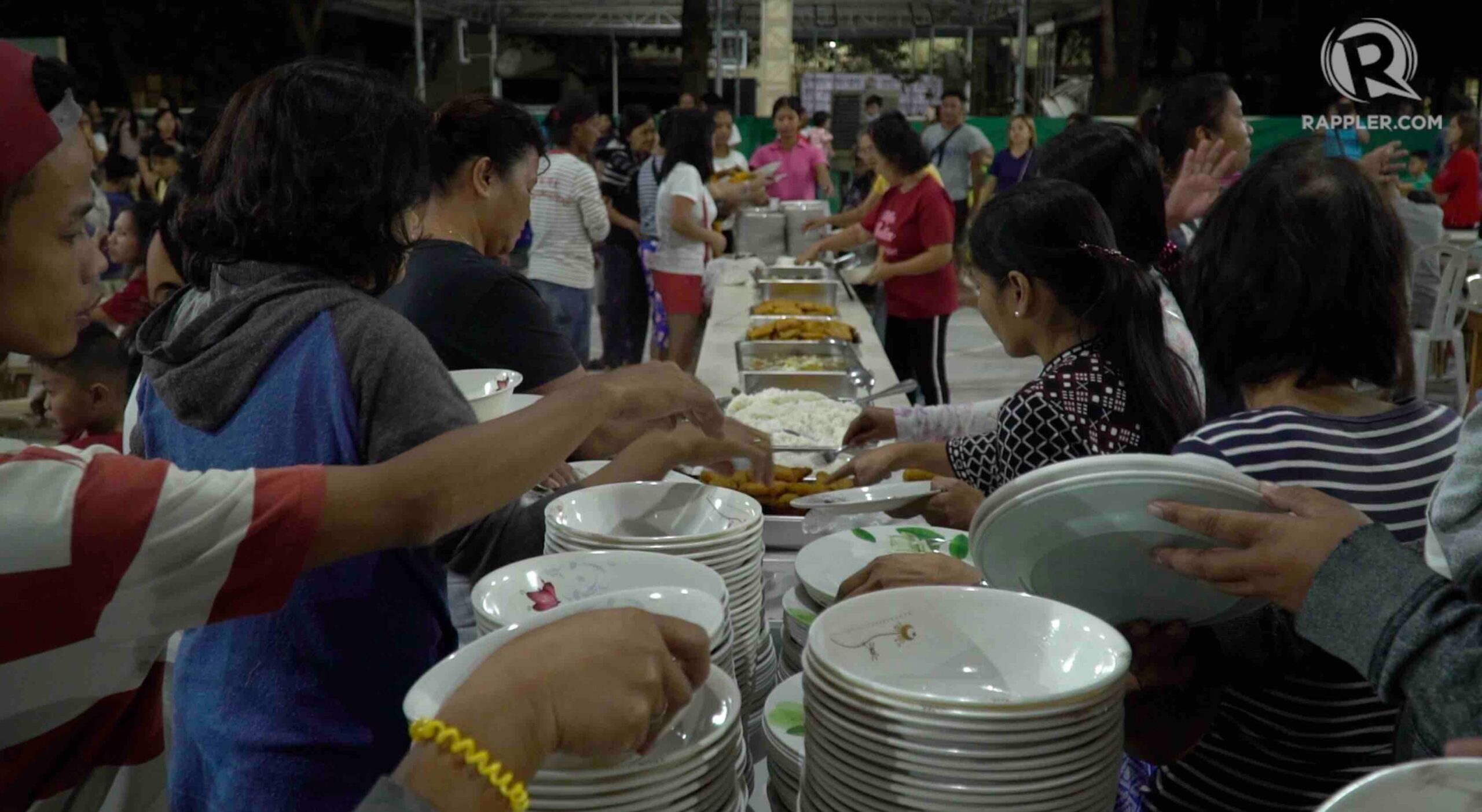 WATCH: Volunteers serve hot meals to Taal Volcano evacuees