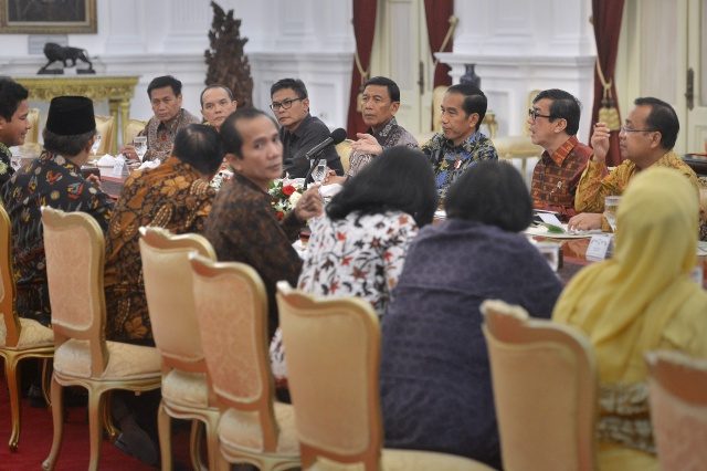 KOMNAS HAM. Presiden Joko Widodo (ketiga kanan) didampingi Menko Polhukam Wiranto (keempat kanan), Menkum HAM Yassona Laoly (kedua kanan), Mensesneg Pratikno (kanan) berdialog dengan Ketua Komnas HAM Imdadun Rahmat (kiri) bersama jajaran komisioner KomnasHAM serta Panitia Seleksi (Pansel) KomnasHAM di Istana Merdeka, Jakarta, Jumat malam, 9 Desember. Foto oleh Yudhi Mahatma/ANTARA 