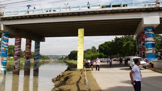 SEE INSTEAD OF WALL. Fellows on Marikina River Park sparks discussion on the proposed 7-meter high wall along the river by installing a yellow banner of same height. Photo by Eugene Ossi/Five by Five  