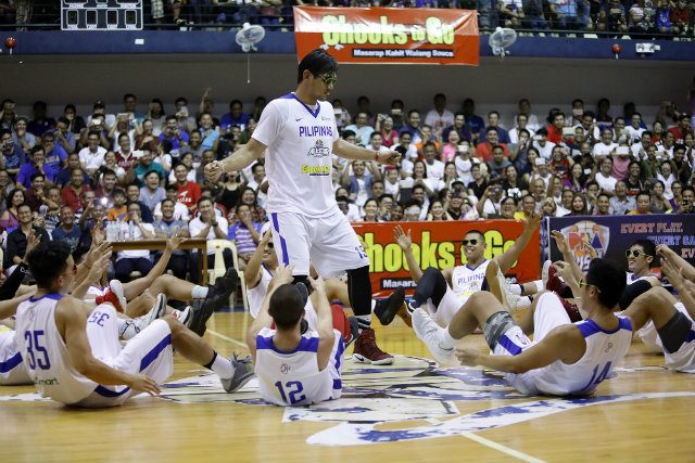 MENARI.  June Mar Fajardo memamerkan gerakannya selama dance-off tradisional antara tim All-Star lawan.  Foto oleh Gambar PBA 