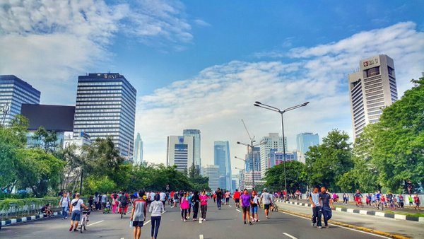 Warga Jakarta berolahraga di area Jalan Thamrin-Jalan Sudirman pada Car Free Day (CFD), Minggu, 1 Mei 2016. Foto dari @TMCPoldaMetro 