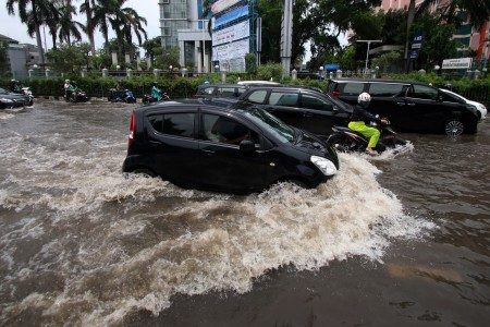 Sejumlah kendaraan berusaha melewati banjir yang menggenangi kawasan Grogol, Jakarta, Selasa (21/2). Foto oleh Rivan Awal Lingga/ANTARA 