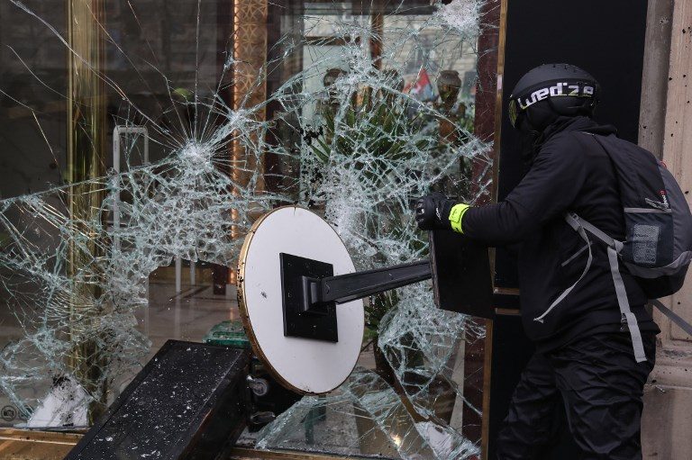 Paris stores looted in new ‘yellow vest’ riots