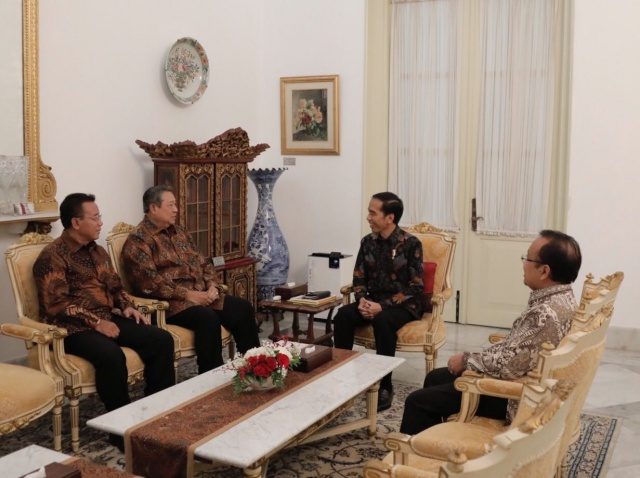 BERTEMU. Presiden Joko "Jokowi" Widodo ketika berbincang dengan Presiden ke-6 RI, Susilo Bambang Yudhoyono (SBY) di Istana Merdeka pada Kamis, 9 Maret. Foto: istimewa 