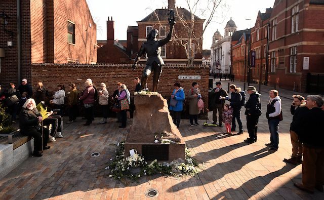 Thousands of Britons pay last respects to Richard III