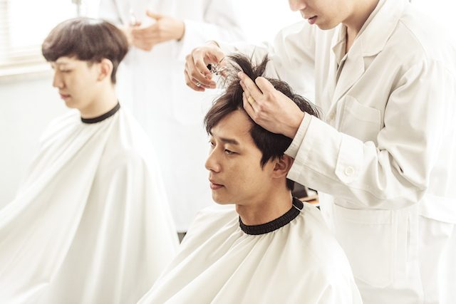 POTONG RAMBUT. Adegan di mana aktor Park Seo Jun merelakan rambutnya dibabat untuk aktingnya di film 'Midnight Runners'. Foto dari Feat Pictures Indonesia  