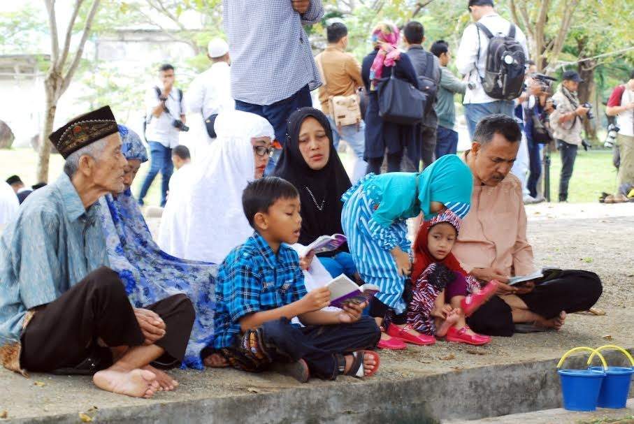 Warga berziarah ke pemakaman Ulee Lheu di Kecamatan Meuraxa, Banda Aceh, Senin (26/12). Foto oleh Adi Warsidi/Rappler 