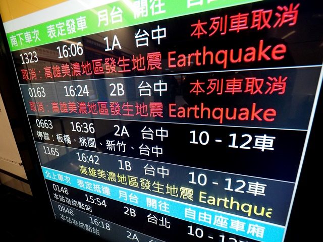 Papan pemberitahuan di stasiun kereta api Taipei yang mengumumkan pembatalan beberapa perjalanan kereta cepat usai gempa 6,4 skala richter mengguncang kota Tainan. Foto oleh David Chang/EPA 