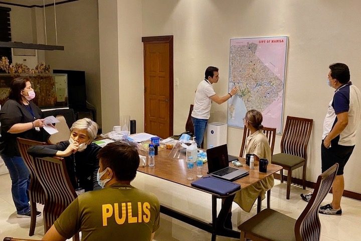 COMMAND ROOM. Mayor Isko Moreno leads a meeting in his meeting room beside his office at the Manila City Hall. Photo from Moreno's Facebook page  