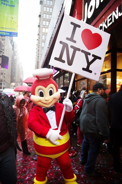 NY LOVES YOU TOO! Jollibee was seen holding up an I LOVE NY sign as a thank you to everyone who helped make its store opening a success. Photo courtesy of Jollibee Philippines 