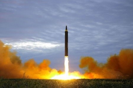 Sebuah misil diluncurkan saat uji peluncuran roket balistik jarak-menengah dan jauh dalam foto tanpa tanggal yang dirilis Kantor Berita Pusat Korea Utara (KCNA) di Pyongyang, Rabu (30/8). FOTO oleh ANTARA/ FOTO/KCNA/via REUTERS 
