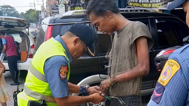 VIRAL: QC police helps homeless, injured beggar