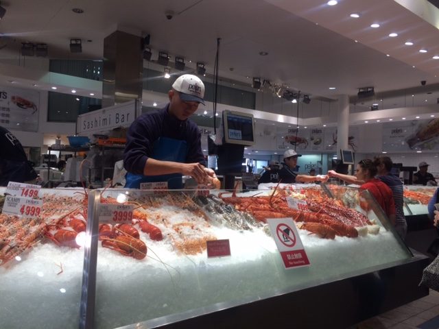 Beragam jenis tangkapan laut dijual di Sydney Fish Market. Foto oleh Yetta Tondang/Rappler. 