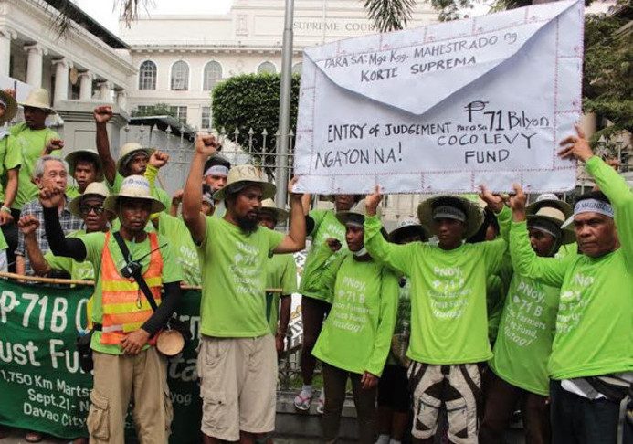 FIGHT FOR COCO LEVY. Coconut farmers drop by the Supreme Court during their 2014 march from Davao City to Malacañang to demand a coconut levy trust fund. File photo by Rappler  
