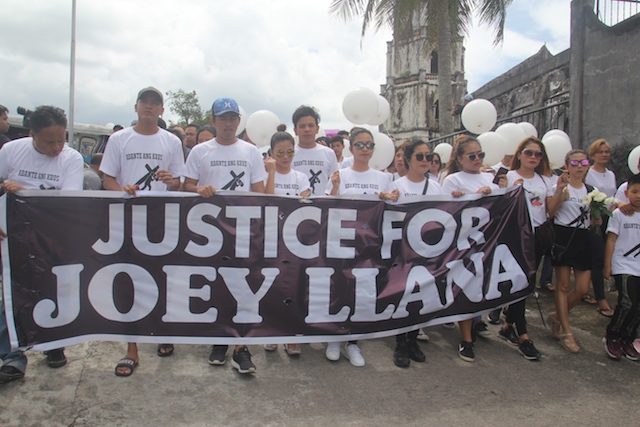 JUSTICE. Family and friends of slain radio broadcaster Joey Llana join the funeral procession in Daraga, Albay, on July 26, 2018. Photo by Rhaydz Barcia/Rappler 