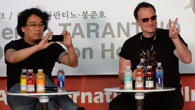 Tarantino bersama sutradara Bong Joon-ho. Foto oleh Ted Aljibe/AFP 