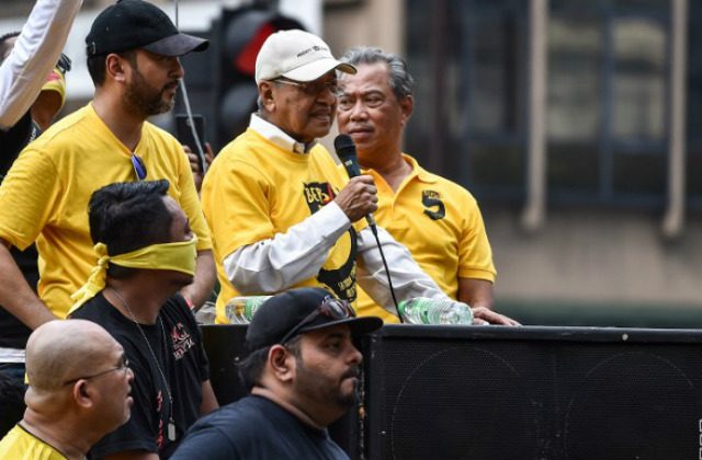 Malaysia’s Mahathir joins calls to oust ‘thief’ PM