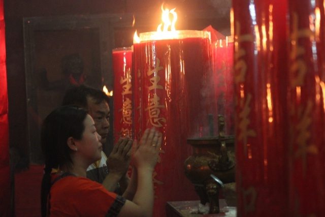 LILIN MERAH. Pengelola Kuil Petak 9 memasang lilin merah sebagai salah satu sarana bagi warga Tionghoa untuk berdoa. Foto oleh Diego Batara/Rappler 