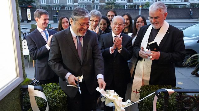MARCH 24 LAUNCH. Philippine Ambassador to the United Kingdom Enrique Manalo leads the opening of the restaurant 