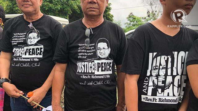 CALL FOR JUSTICE. Mourners wear black t-shirts with a print of Father Nilo’s face and the words 'Justice and Peace.' Photo by Eloisa Lopez/Rappler 